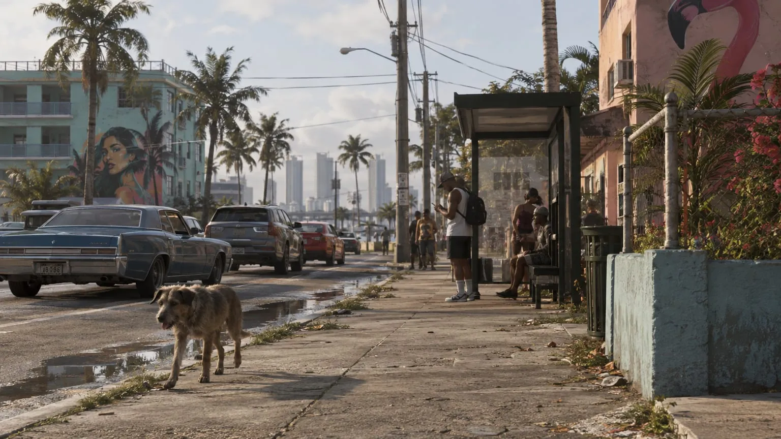 Immagine generata in stile cattura di gioco: un cane randagio trotterella su un marciapiede crepato di Vice City, accanto a una fermata dell'autobus con persone in attesa, auto parcheggiate, palme e murales