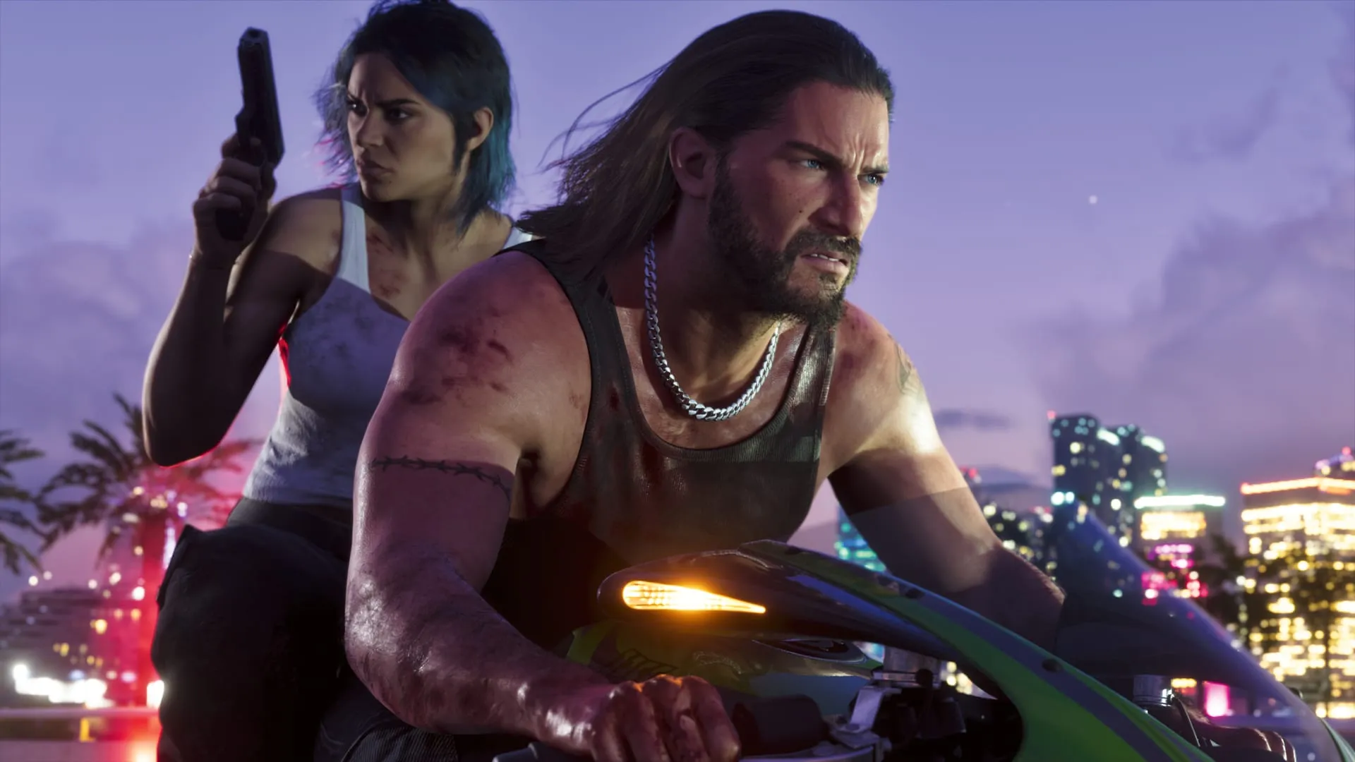 Jason guida una moto di notte con le luci di Vice City alle spalle, e Lucia dietro di lui tiene la pistola alzata