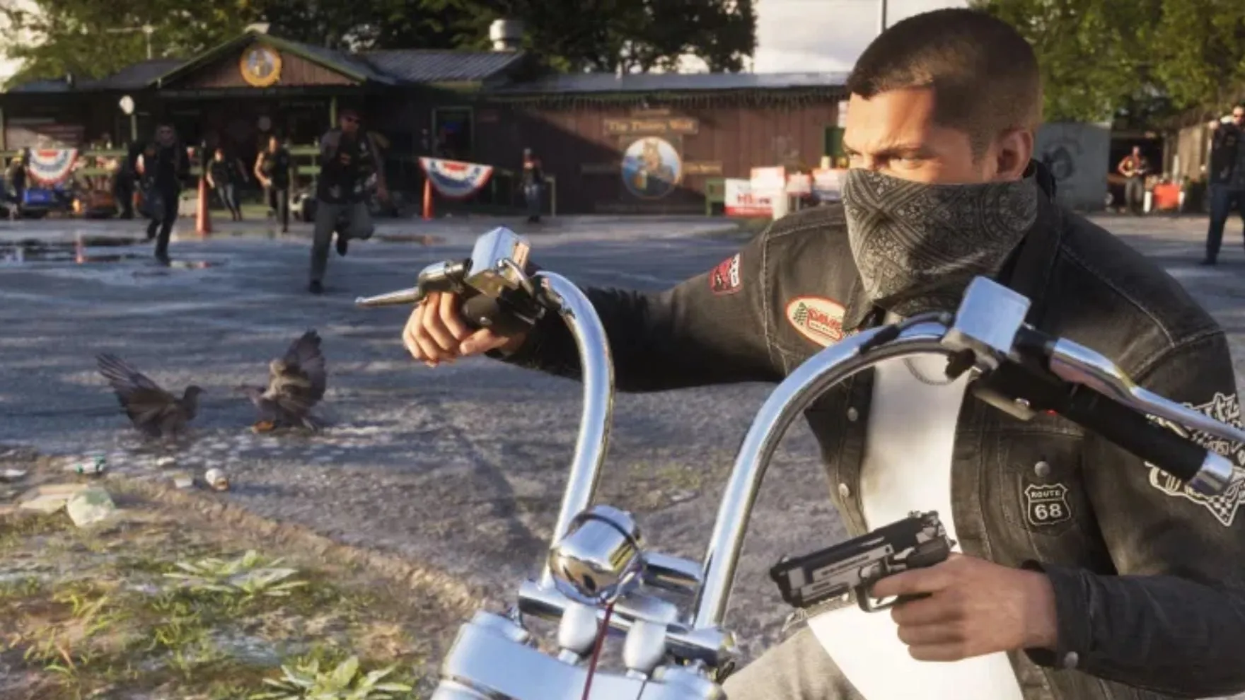 Screenshot ufficiale di GTA VI: Jason con una bandana sul volto in sella a un chopper cromato, pistola in pugno, mentre i motociclisti escono di corsa da un locale di legno alle sue spalle