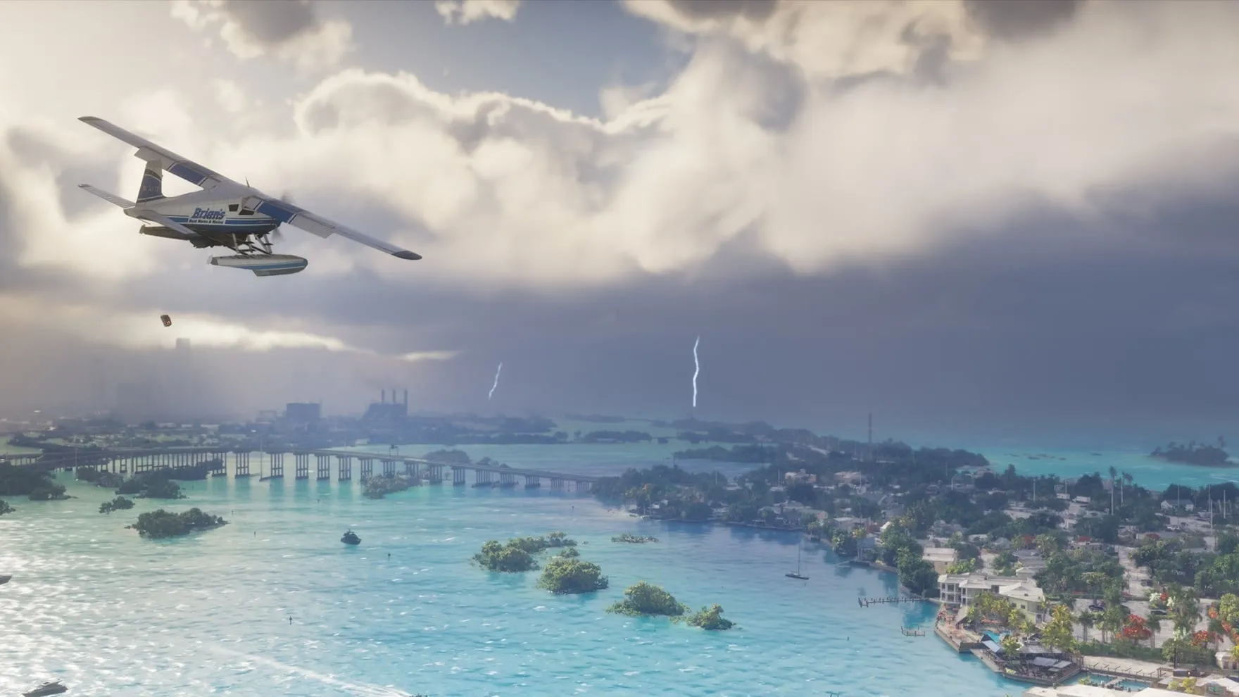Screenshot ufficiale di GTA VI: un idrovolante vola sopra un arcipelago dall'acqua turchese collegato da un lungo ponte, mentre all'orizzonte un fronte temporalesco scarica fulmini