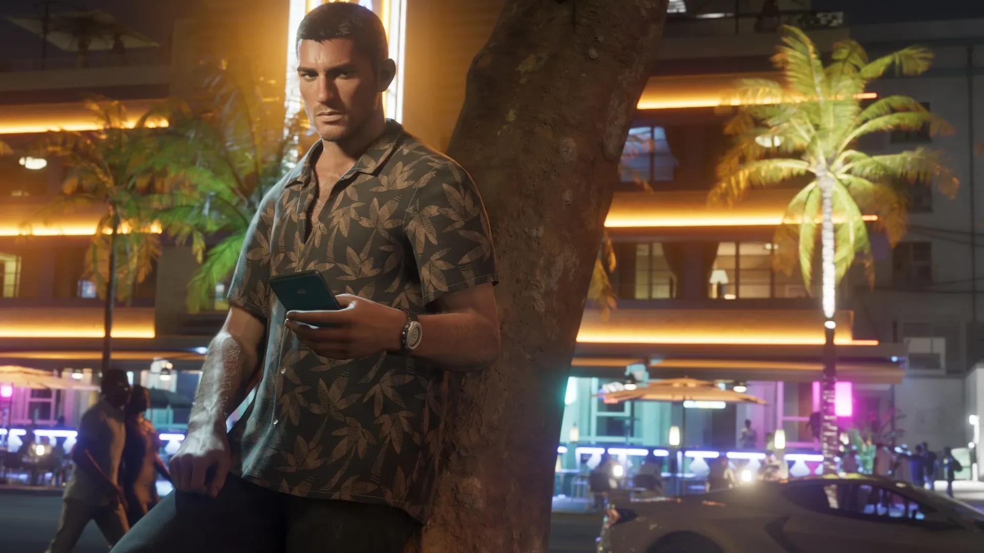 Jason appoggiato a una palma di notte, con i neon di Vice City sullo sfondo