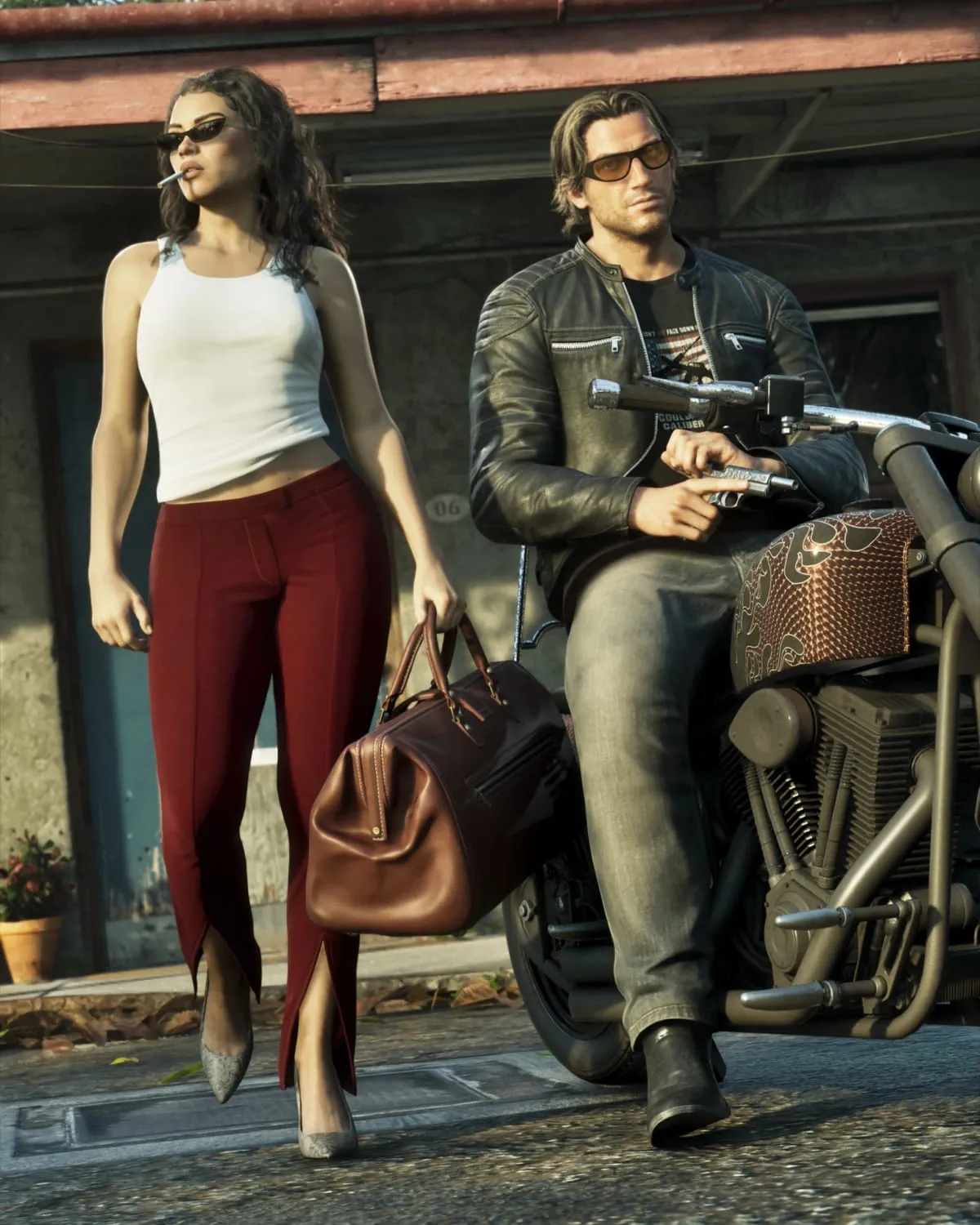 Lucia in occhiali da sole, canotta bianca e pantaloni rossi cammina con una borsa da viaggio in mano e una sigaretta in bocca, accanto a Jason in giubbotto di pelle seduto su una moto con una pistola