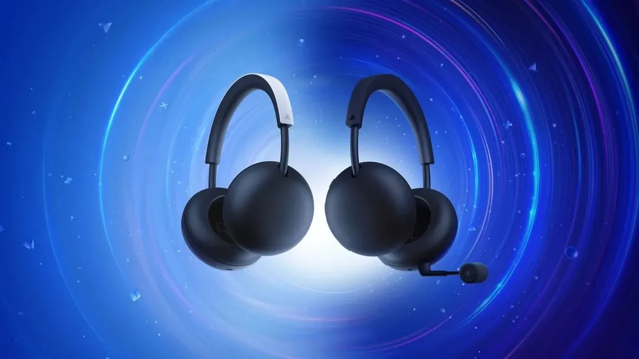 Le cuffie PlayStation Pulse bianche e nere accanto alle Pulse Edge nere con il microfono staccabile