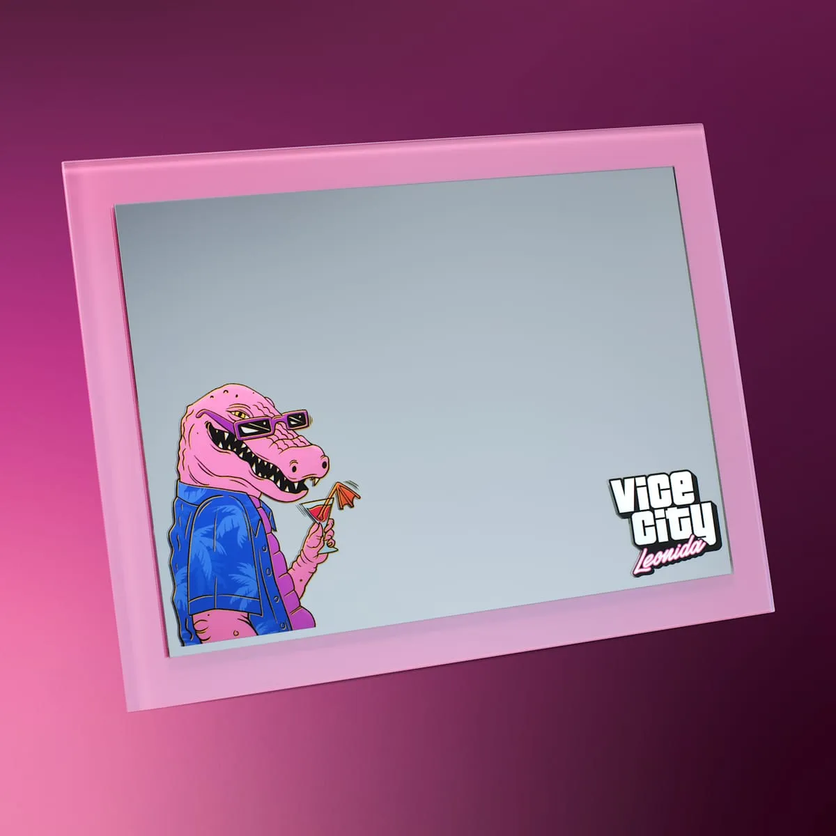 Specchietto magnetico con cornice rosa, Macca l'Alligatore stampato in basso a sinistra e il logo Vice City in basso a destra