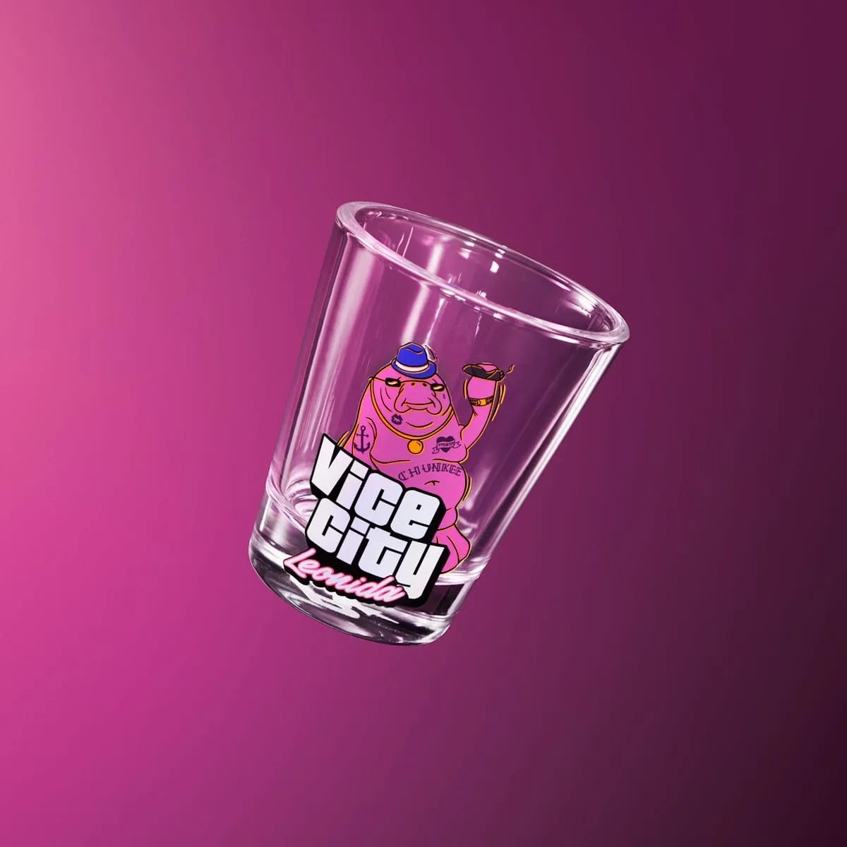 Bicchierino da shot trasparente con Chunkee il Lamantino col cappello blu e il logo Vice City